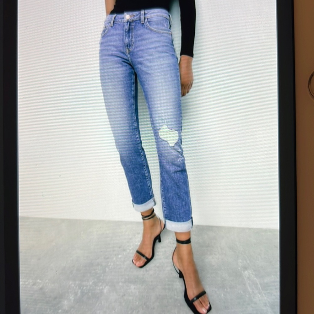 NWT Zara Frayed Relaxed Fit Jeans